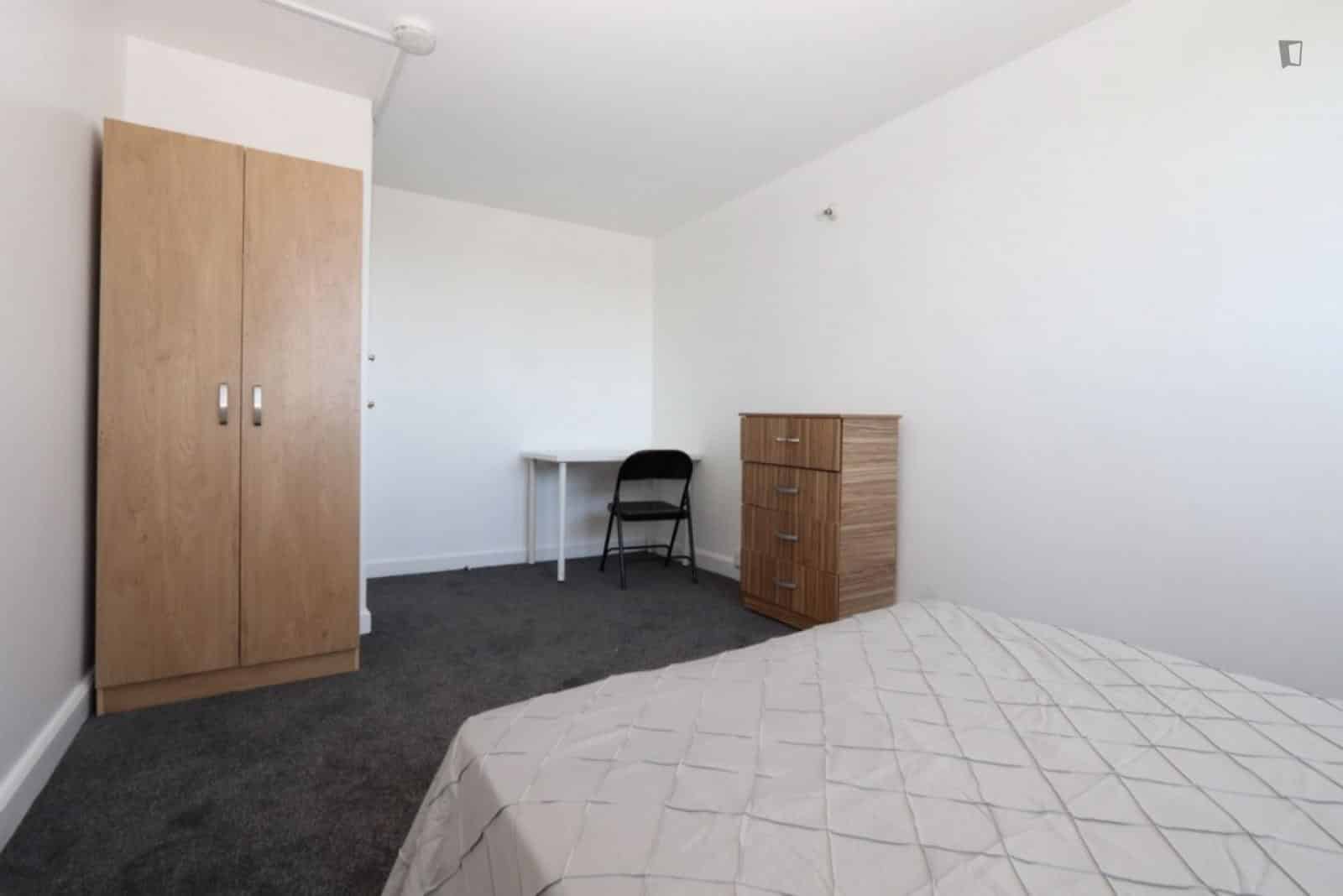 Double Bedroom In 4 Bedroom 1 Bathroom Apartment - Bathroom?w=400&h=260&fit=crop&q=40&auto=format&trim=auto
