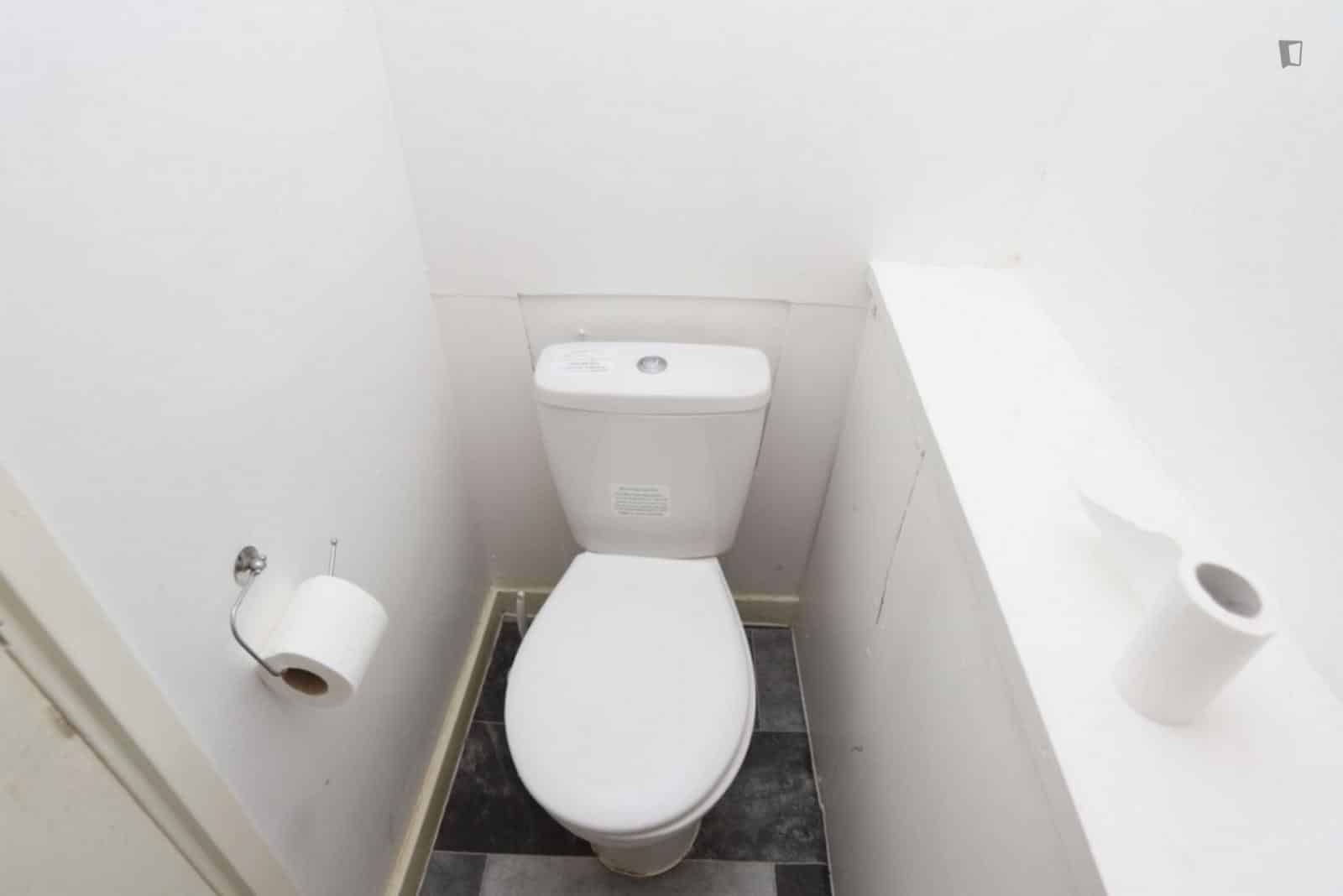 Room in a 4 Bedroom Apartment, Bakersfield, London, N7 (Flat 1) - London, England, United Kingdom - Double Bedroom In 4 Bedroom 1 Bathroom Apartment - Bathroom