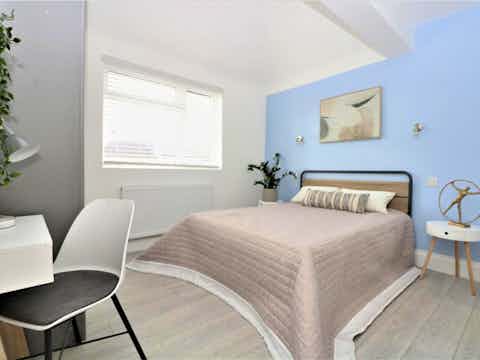 Double Bedroom In 8 Bedroom Apartment - Bedroom