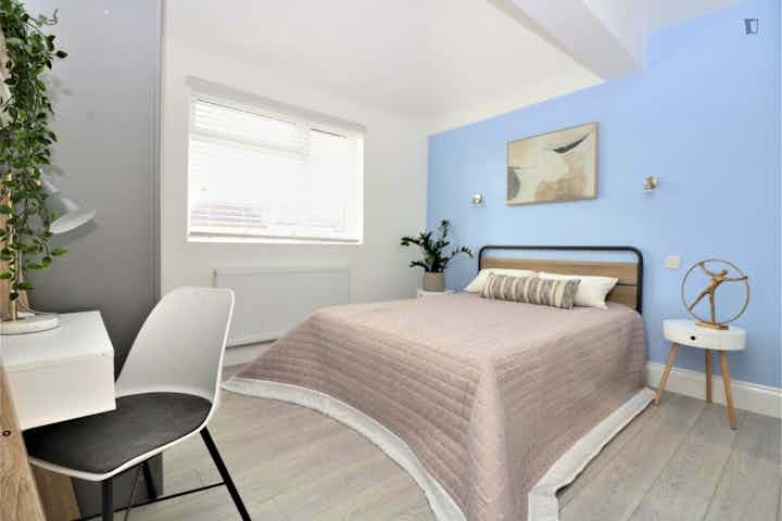 Double Bedroom In 8 Bedroom Apartment - Bedroom