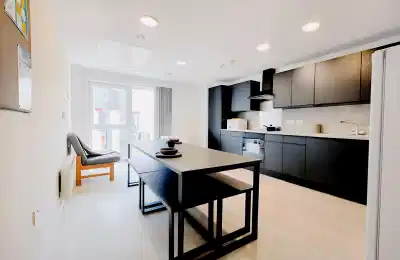 Common Area?w=400&h=260&fit=crop&q=40&auto=format&trim=auto