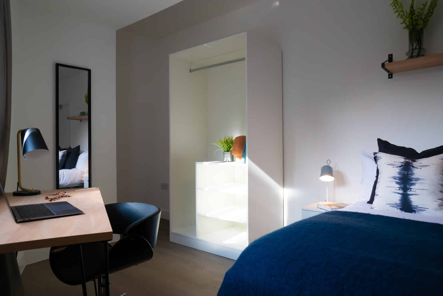 6 Bed   2 Bath - Bathroom?w=400&h=260&fit=crop&q=40&auto=format&trim=auto