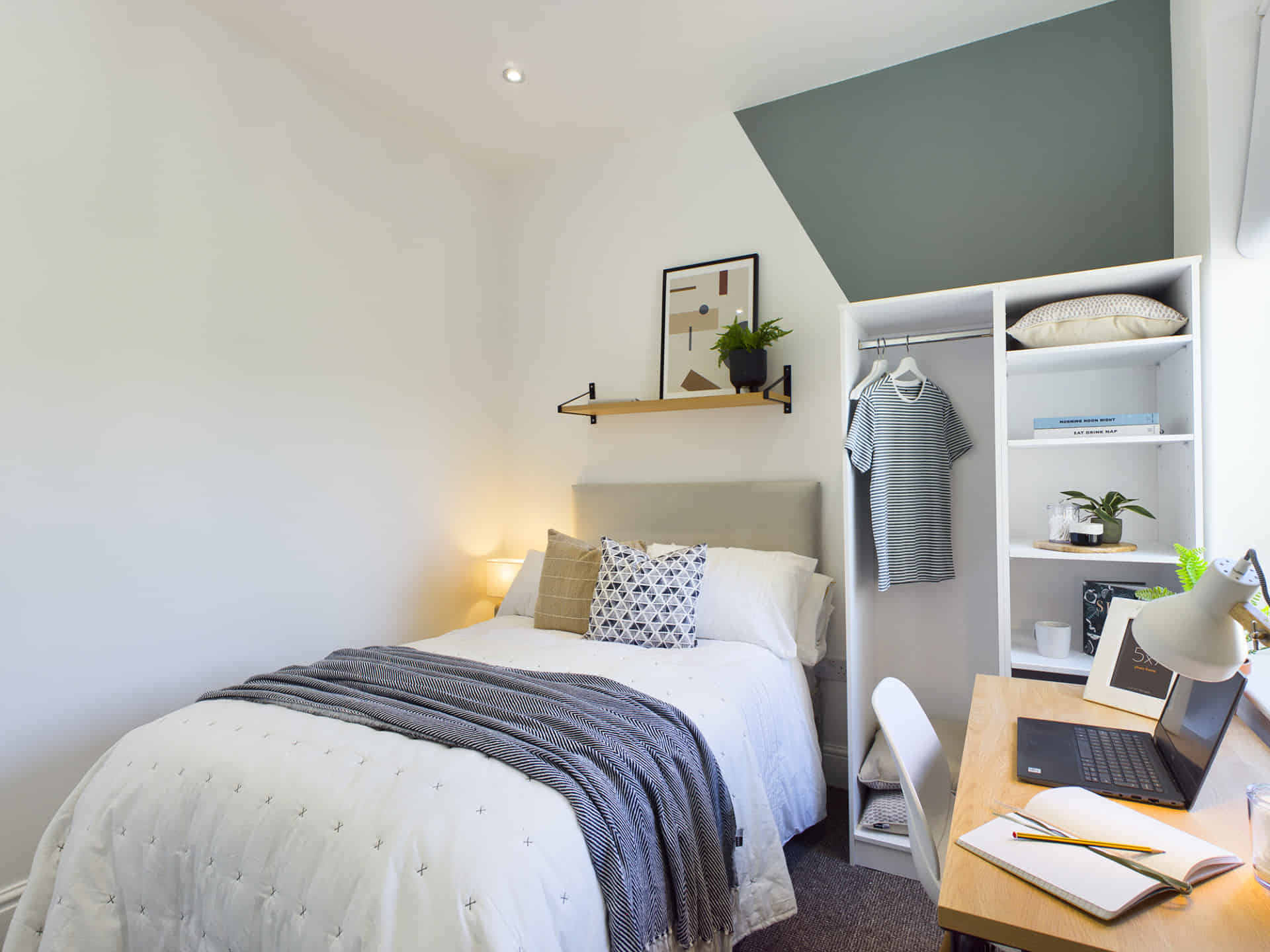 Haydn Avenue M14, Manchester - Manchester, England, United Kingdom - 6 Bedroom 2 Bathroom Apartment (1) - Bedroom