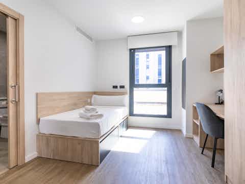 Individual In Apartment With Shared Bathroom - Bedroom