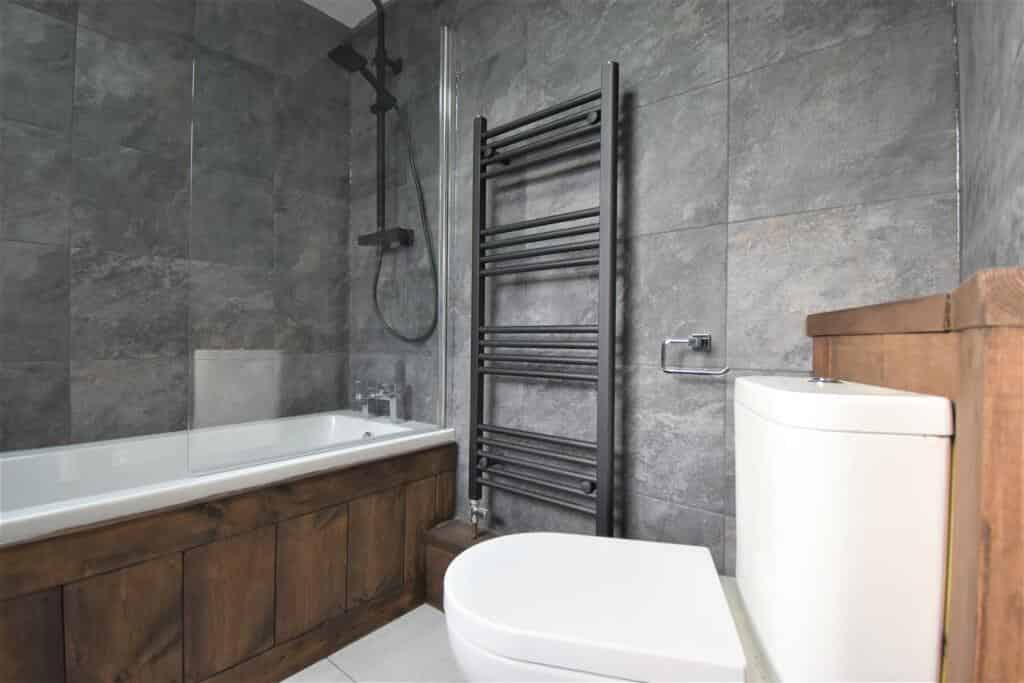 3 Bedroom 1 Bathroom Apartment - Bathroom?w=400&h=260&fit=crop&q=40&auto=format&trim=auto