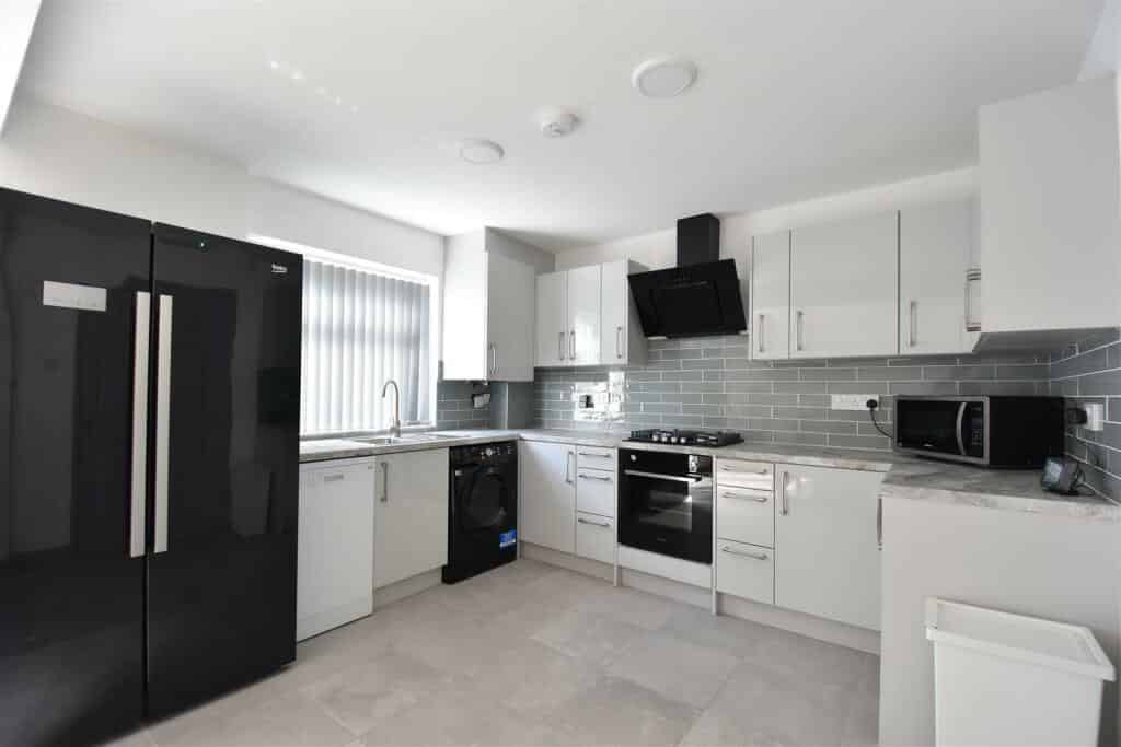 5 Bedroom Apartment, 59 Cadnam, Harborne, Birmingham B17 0PX - Birmingham, England, United Kingdom - 5 Bedroom Apartment - Kitchen