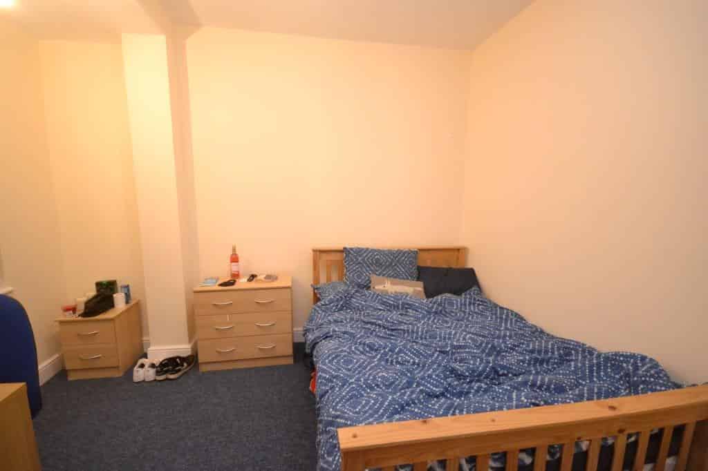 6 Bedroom 1 Bathroom Apartment - Bedroom?w=400&h=260&fit=crop&q=40&auto=format&trim=auto