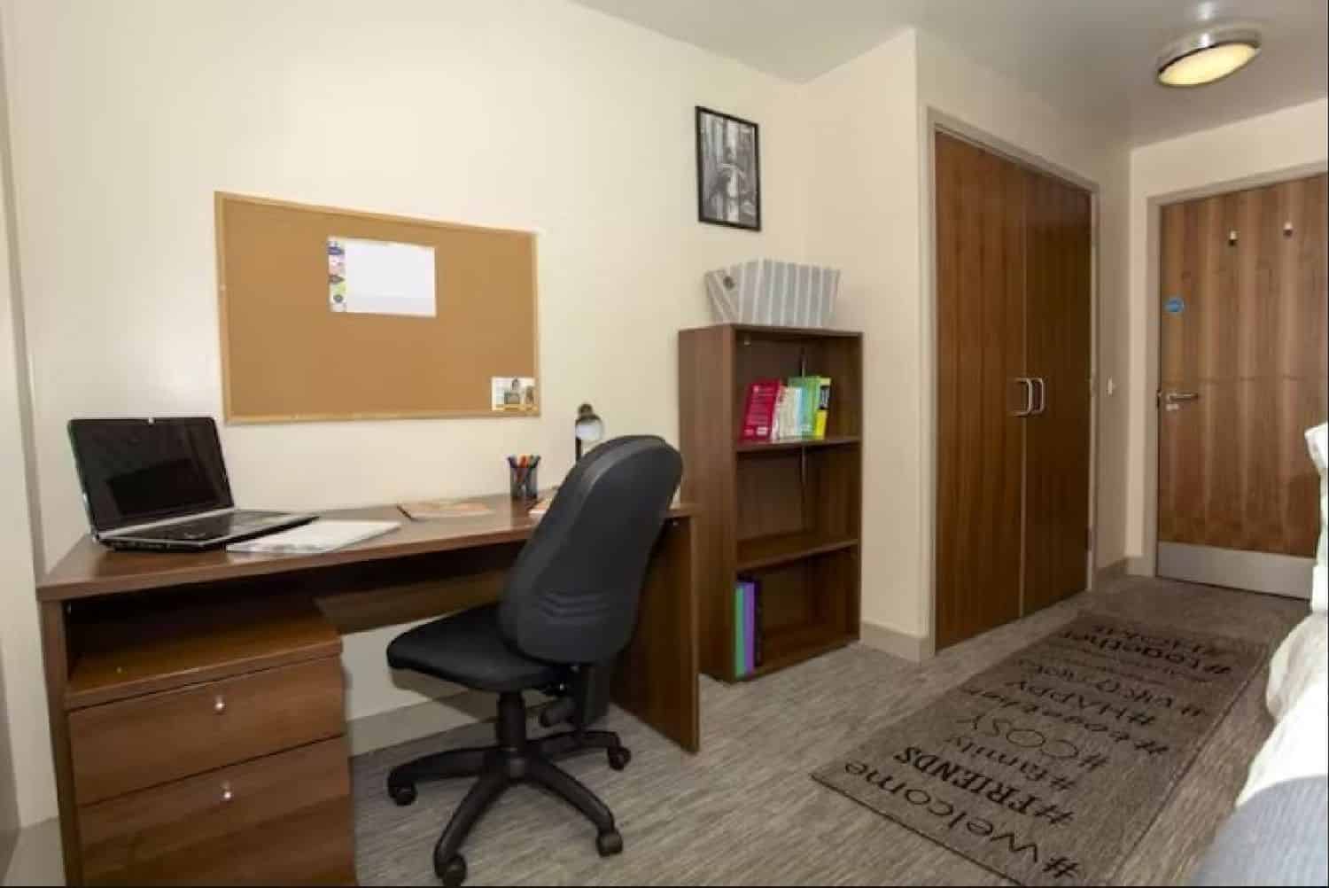  5 Bedroom 2 Bathroom Apartment - Bedroom?w=400&h=260&fit=crop&q=40&auto=format&trim=auto