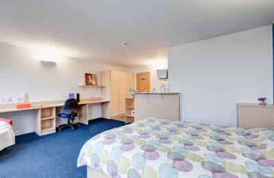 Common Area?w=400&h=260&fit=crop&q=40&auto=format&trim=auto