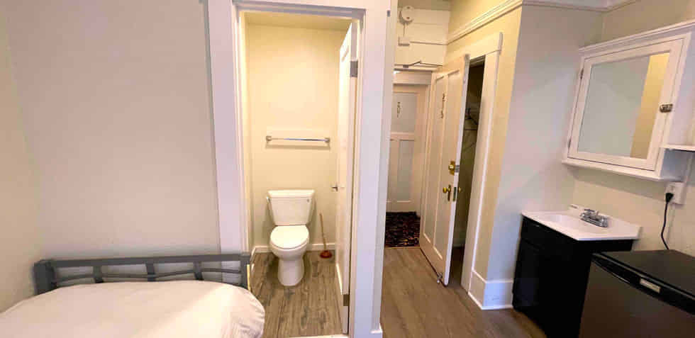 Bathroom?w=400&h=260&fit=crop&q=40&auto=format&trim=auto