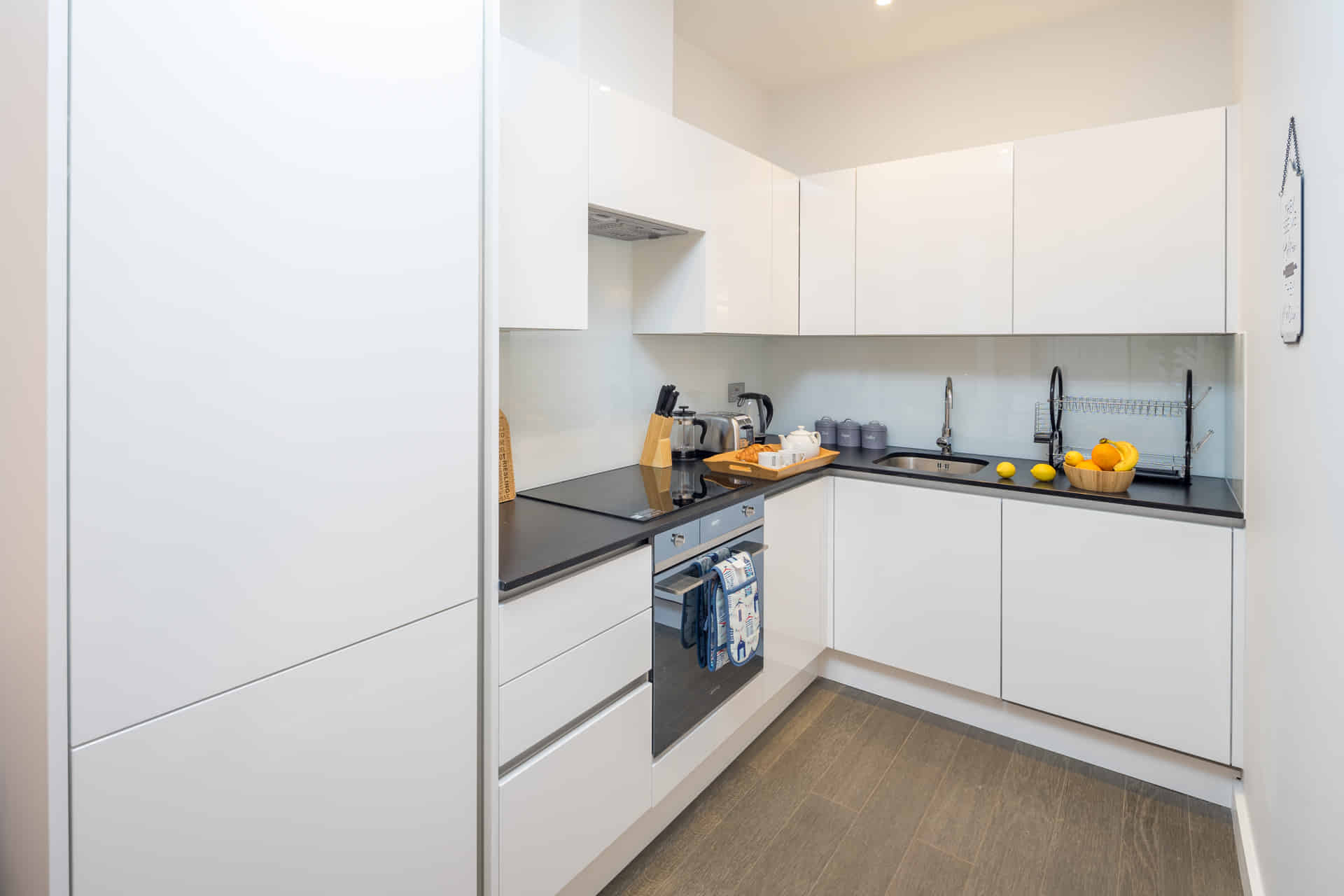 1 Bedroom Apartment - Bathroom?w=400&h=260&fit=crop&q=40&auto=format&trim=auto