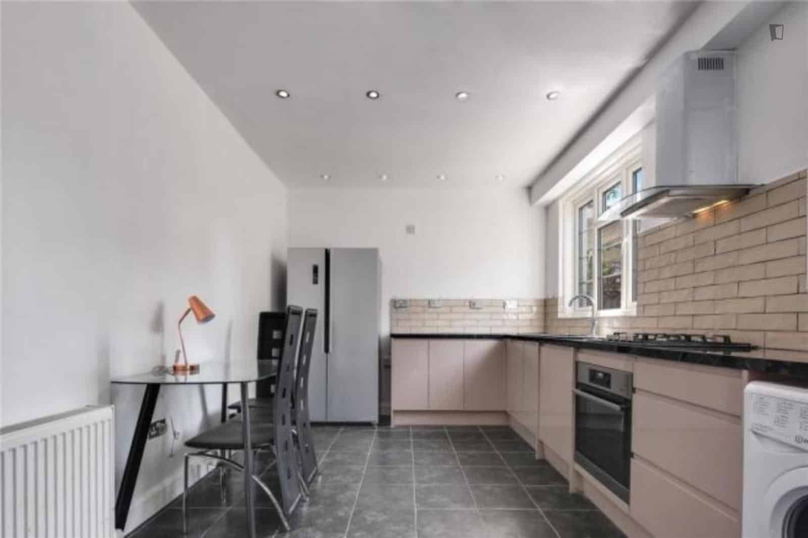 Room in a 4 Bedroom Apartment, Galsworthy Ave, London E14 7QN - London, England, United Kingdom - 4 Bedroom 2 Bathroom Apartment  - Kitchen