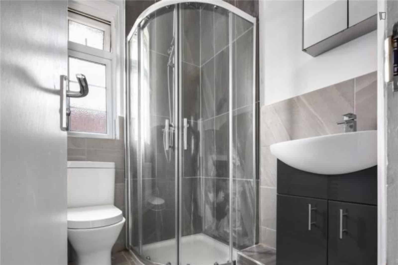 4 Bedroom 2 Bathroom Apartment  - Kitchen?w=400&h=260&fit=crop&q=40&auto=format&trim=auto