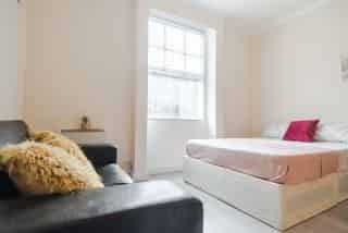 Room in a 3 Bedroom Apartment, Gloucester Pl, London NW1 6BU - London, England, United Kingdom - bed2