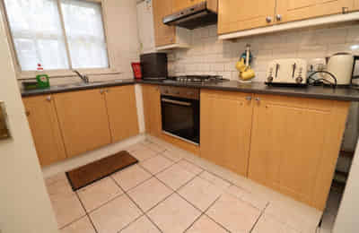 Decent Double Bedroom Close To The University Of East London, London - London, England, United Kingdom - 5 Bedroom 1 Bathroom Apartment - 1 - Kitchen