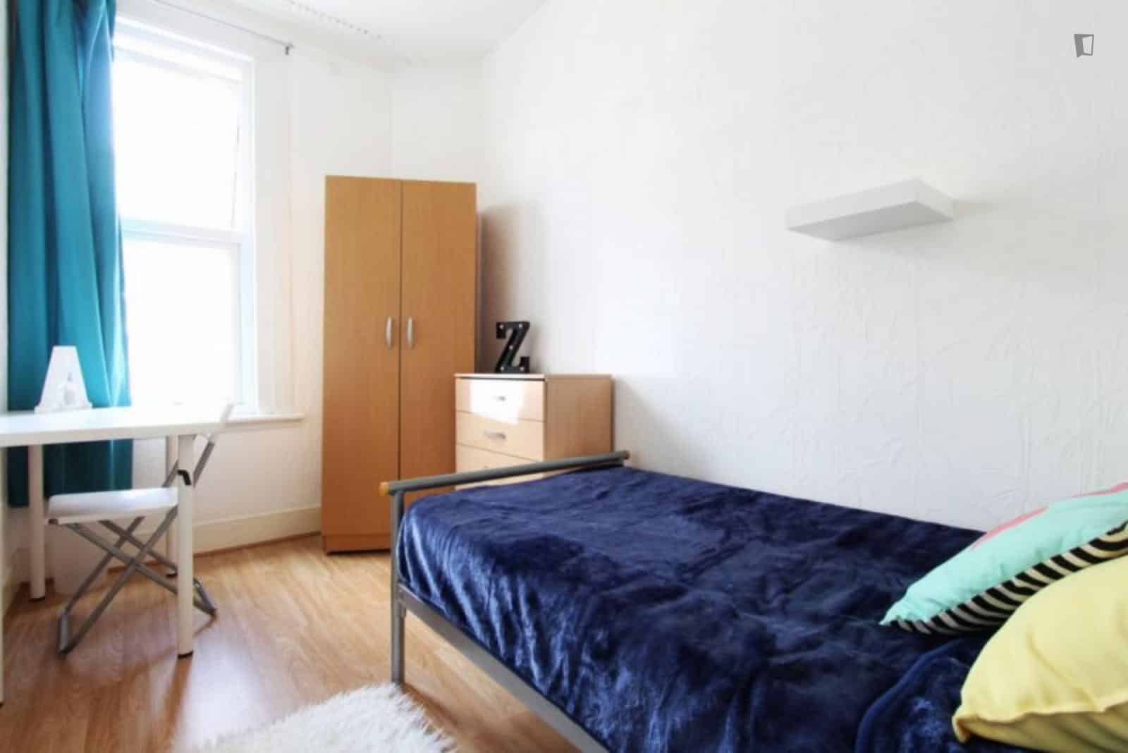6 Bed - 1 Bath - Bathroom?w=400&h=260&fit=crop&q=40&auto=format&trim=auto
