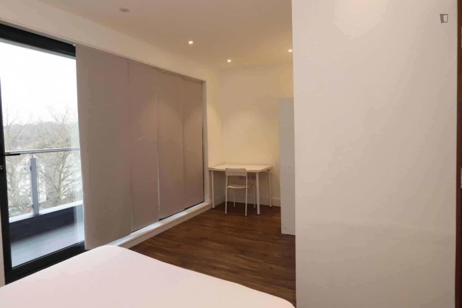 3 Bed - 1 Bath - Bathroom?w=400&h=260&fit=crop&q=40&auto=format&trim=auto