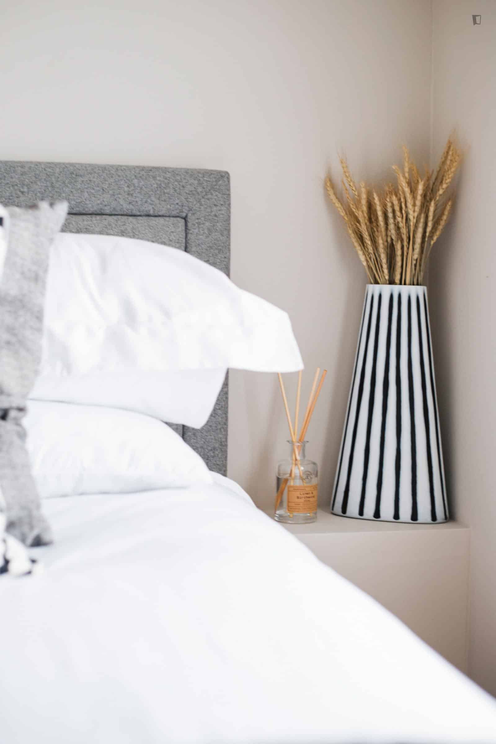 Room in a 2 Bedroom Apartment, Eden Grove, London N7 8EE - London, England, United Kingdom - 2 Bed - 1 Bath - Bedroom