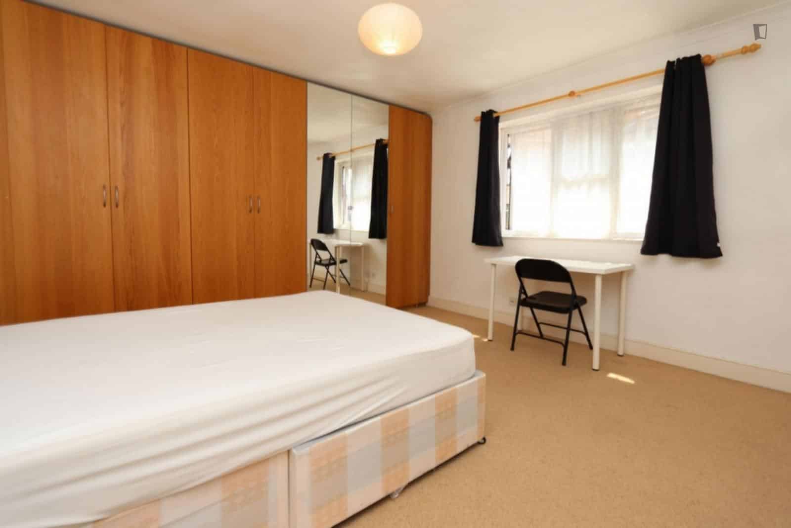 Inviting double bedroom in Barlett Park  - Bathroom?w=400&h=260&fit=crop&q=40&auto=format&trim=auto