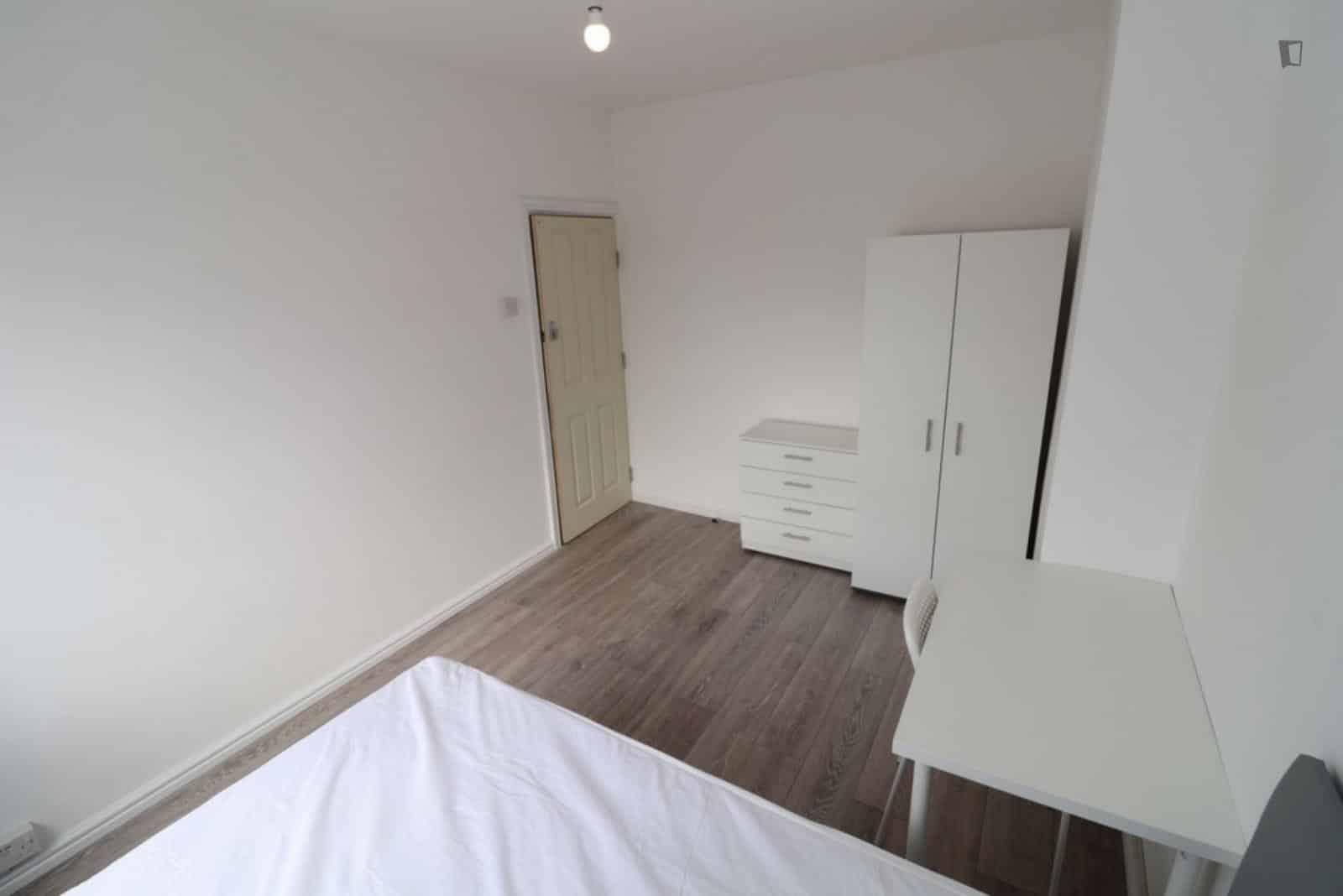 Room in a 4 Bedroom Apartment, Havelock Cl, London, W12 7NQ - London, England, United Kingdom - 4 Bedroom 1 Bathroom Apartment  - Amenities