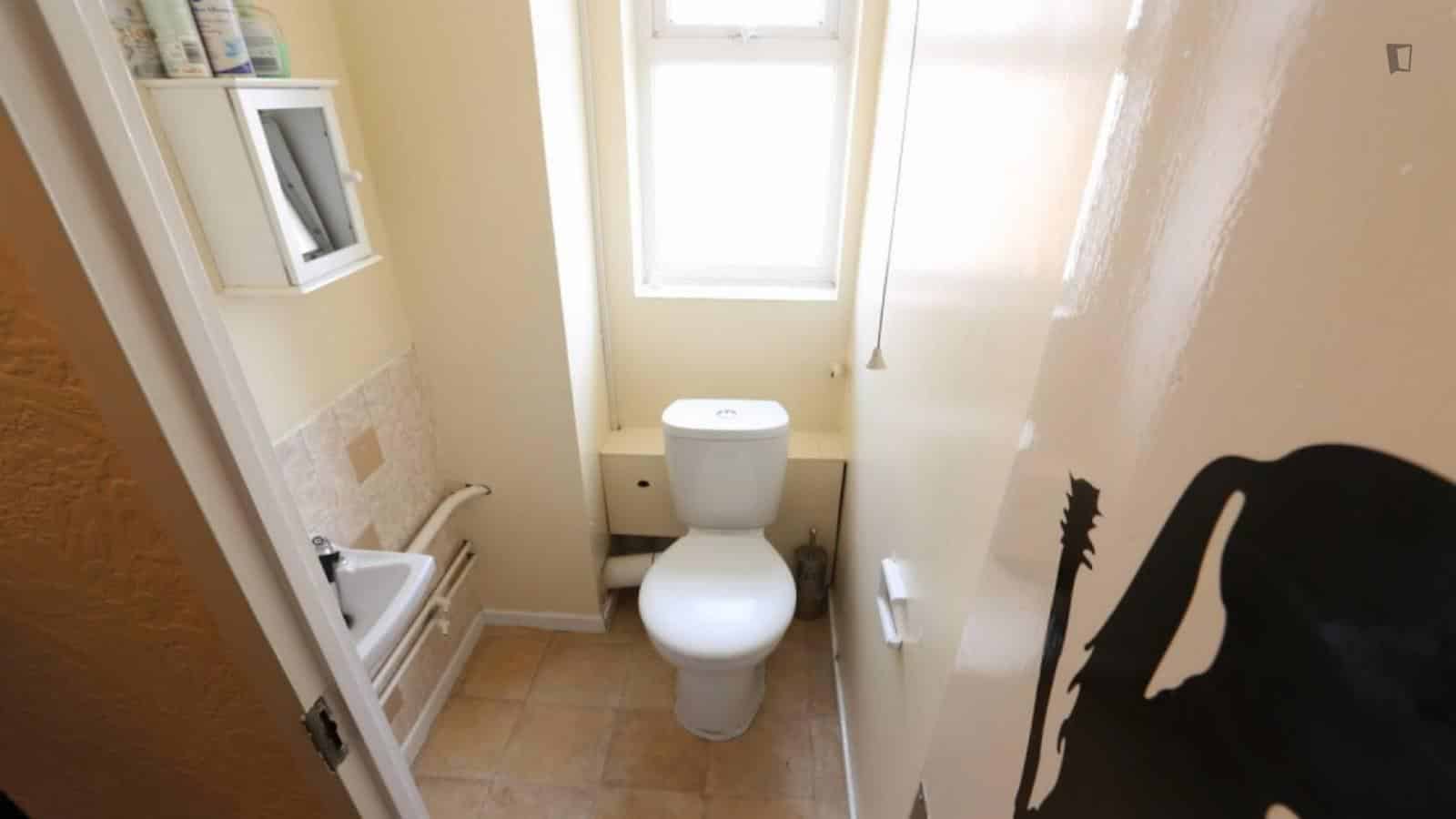 4 Bedroom 1 Bathroom Apartment  - Amenities?w=400&h=260&fit=crop&q=40&auto=format&trim=auto