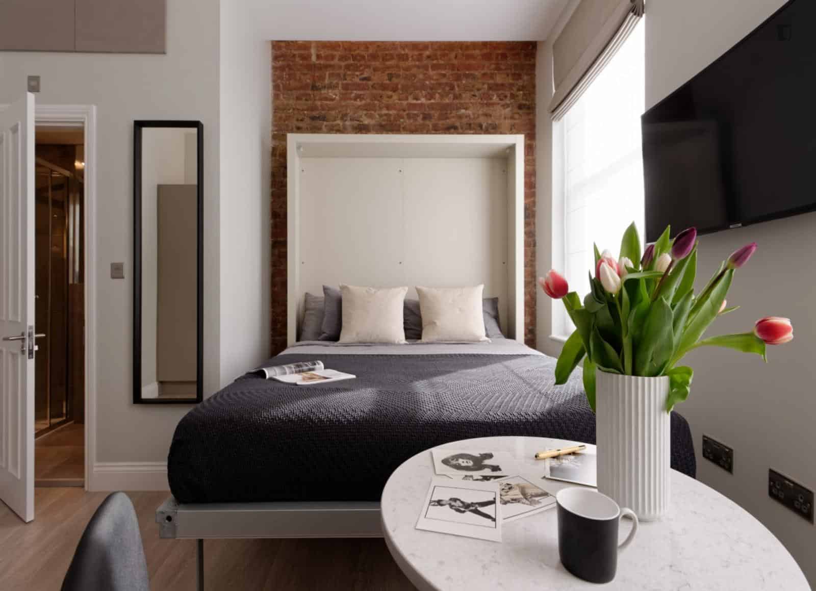 Studio - Bathroom?w=400&h=260&fit=crop&q=40&auto=format&trim=auto