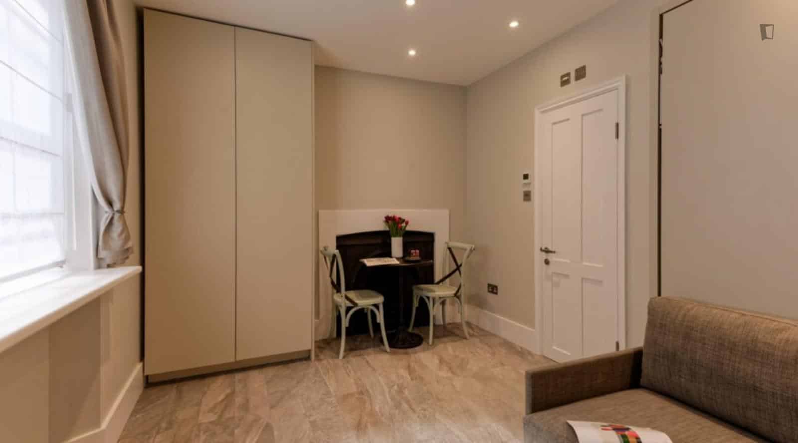 Studio - Bathroom?w=400&h=260&fit=crop&q=40&auto=format&trim=auto