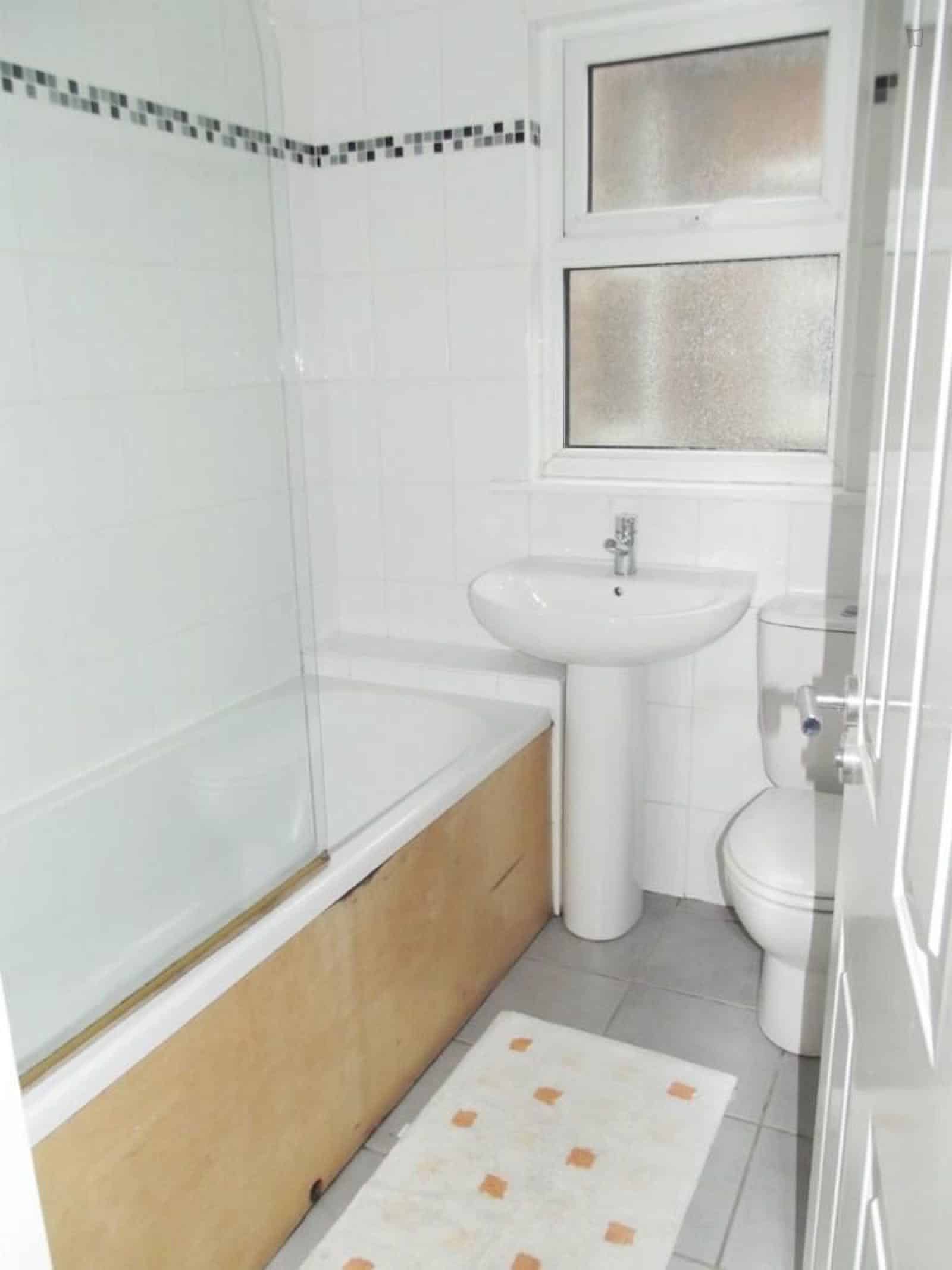 Room in a 5 Bedroom Apartment, Wortley Rd, London E6 1AY - London, England, United Kingdom - 5 Bedroom 1 Bathroom Apartment - Bathroom