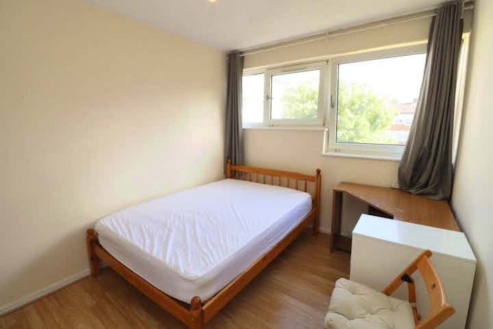 Inviting double bedroom near Victoria Park - Bedroom