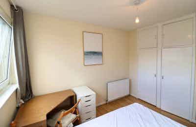 Inviting double bedroom near Victoria Park - Bedroom