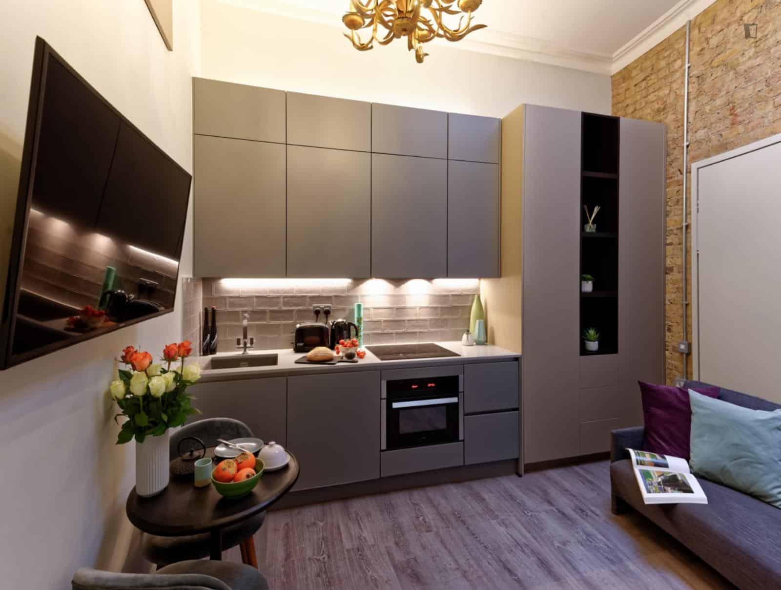 Studio - Bathroom?w=400&h=260&fit=crop&q=40&auto=format&trim=auto