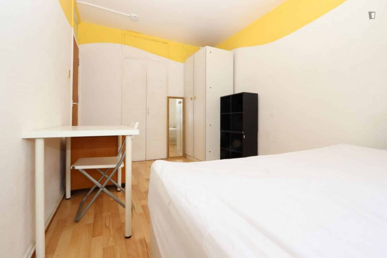 5 Bed - 1 Bath - Bathroom?w=400&h=260&fit=crop&q=40&auto=format&trim=auto