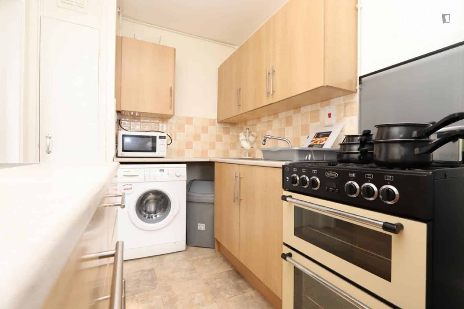 5 Bedroom 1 Bathroom Apartment - 1 - Amenities?w=400&h=260&fit=crop&q=40&auto=format&trim=auto