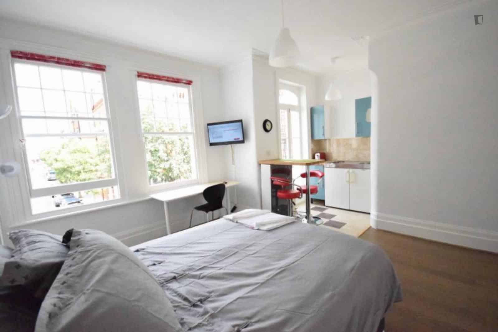 Studio - Bedroom?w=400&h=260&fit=crop&q=40&auto=format&trim=auto