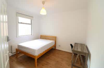 Neat double bedroom near Southfield Recreation Ground - Bedroom