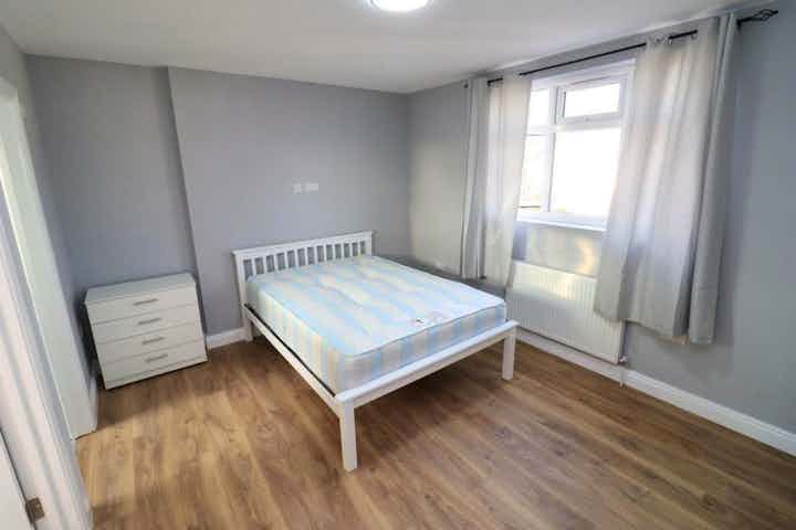 Nice bedroom in a shared flat in Richmond - Bedroom