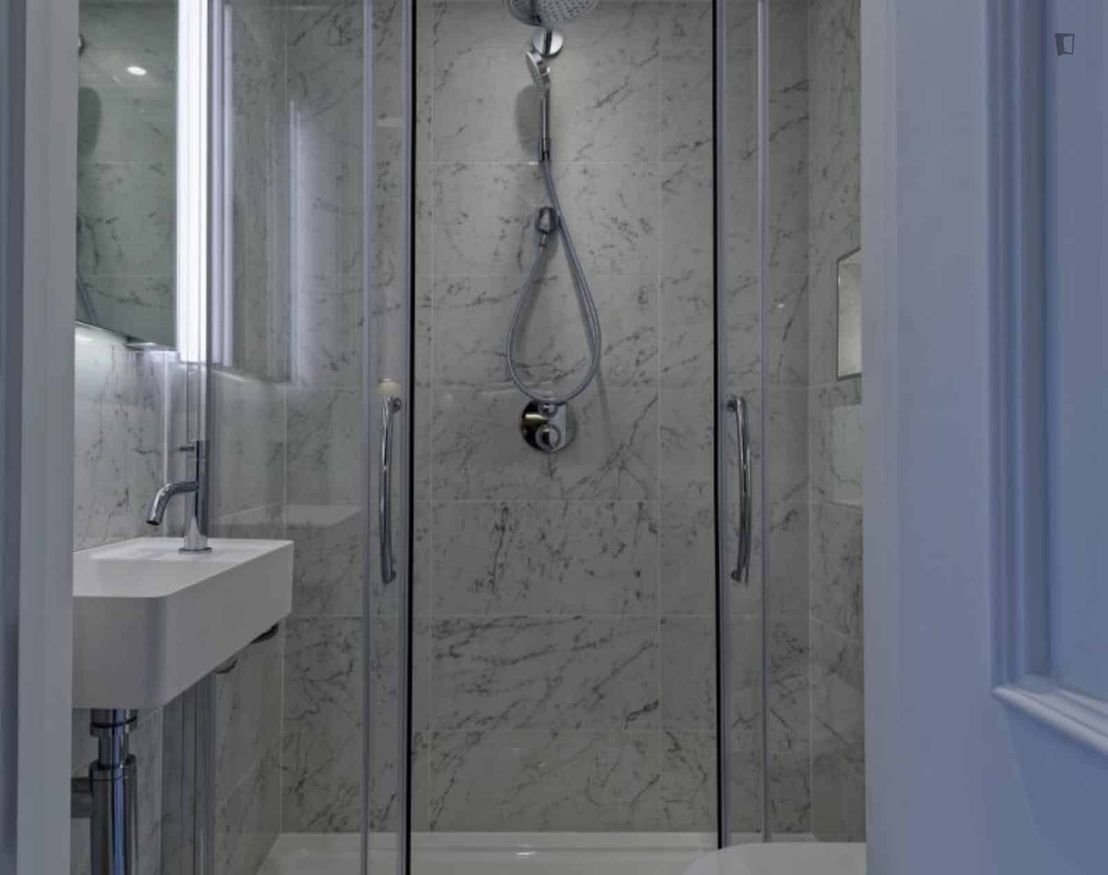 Luminous Studio Close To Kensington Gardens, London - London, England, United Kingdom - Studio - Bathroom