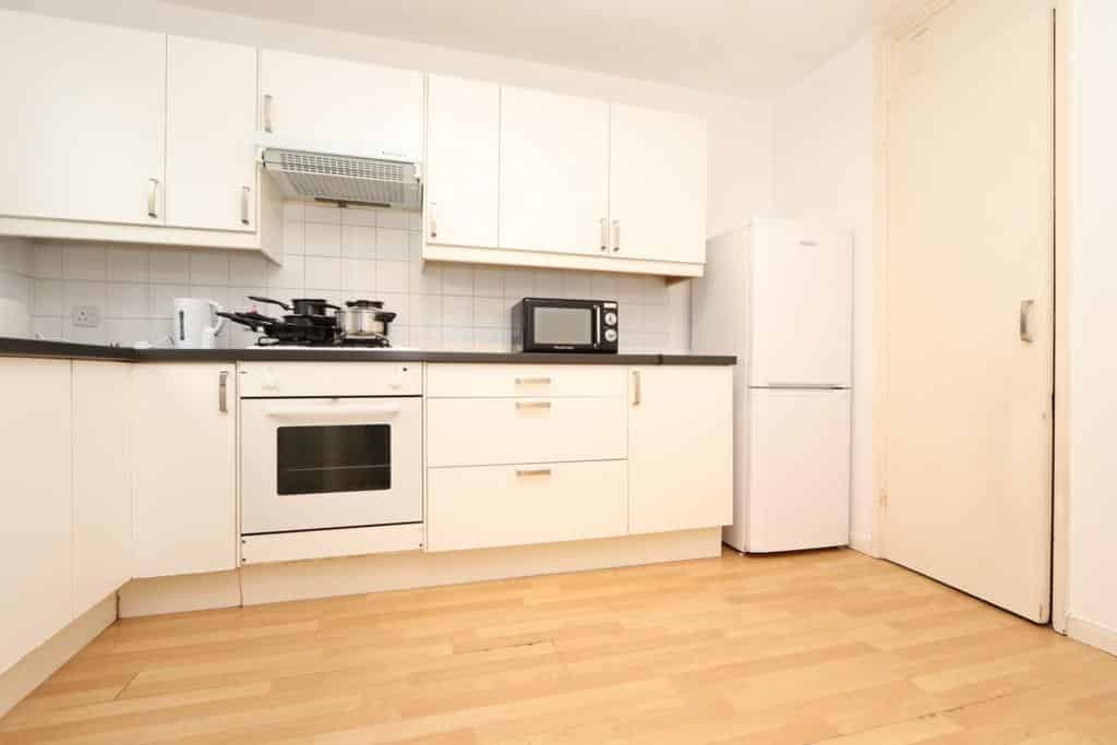 Room in a 3 Bedroom Apartment, Hornsey Rd, London N19 4HT - London, England, United Kingdom - Kitchen