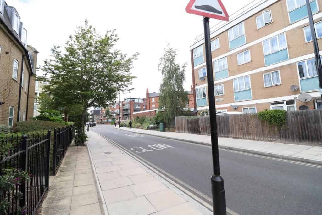 Room in a 3 Bedroom Apartment, Mile End Road, London E1 4AQ - London, England, United Kingdom - Exterior