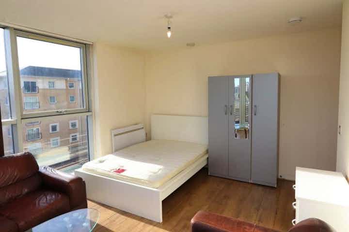 Fantastic double bedroom with balcony close to Anglia Ruskin University - Bedroom