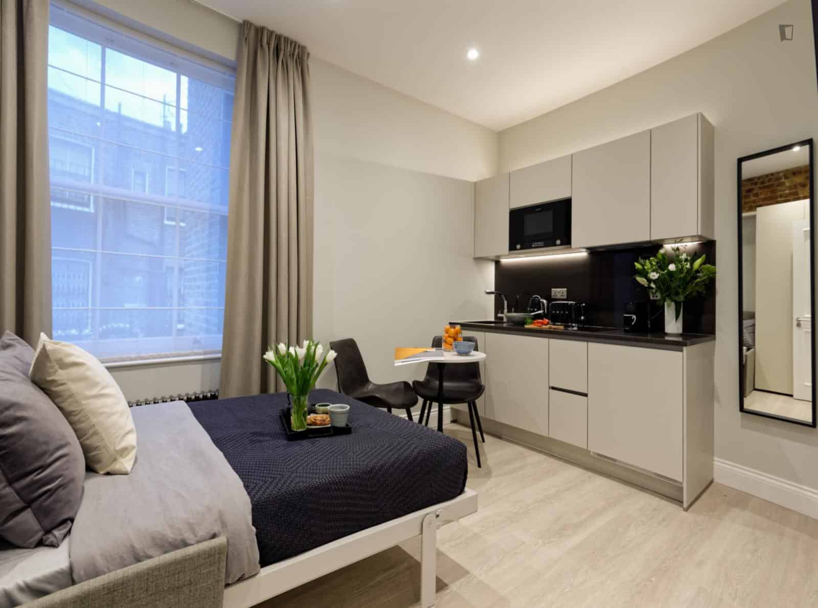 Studio - Bedroom?w=400&h=260&fit=crop&q=40&auto=format&trim=auto
