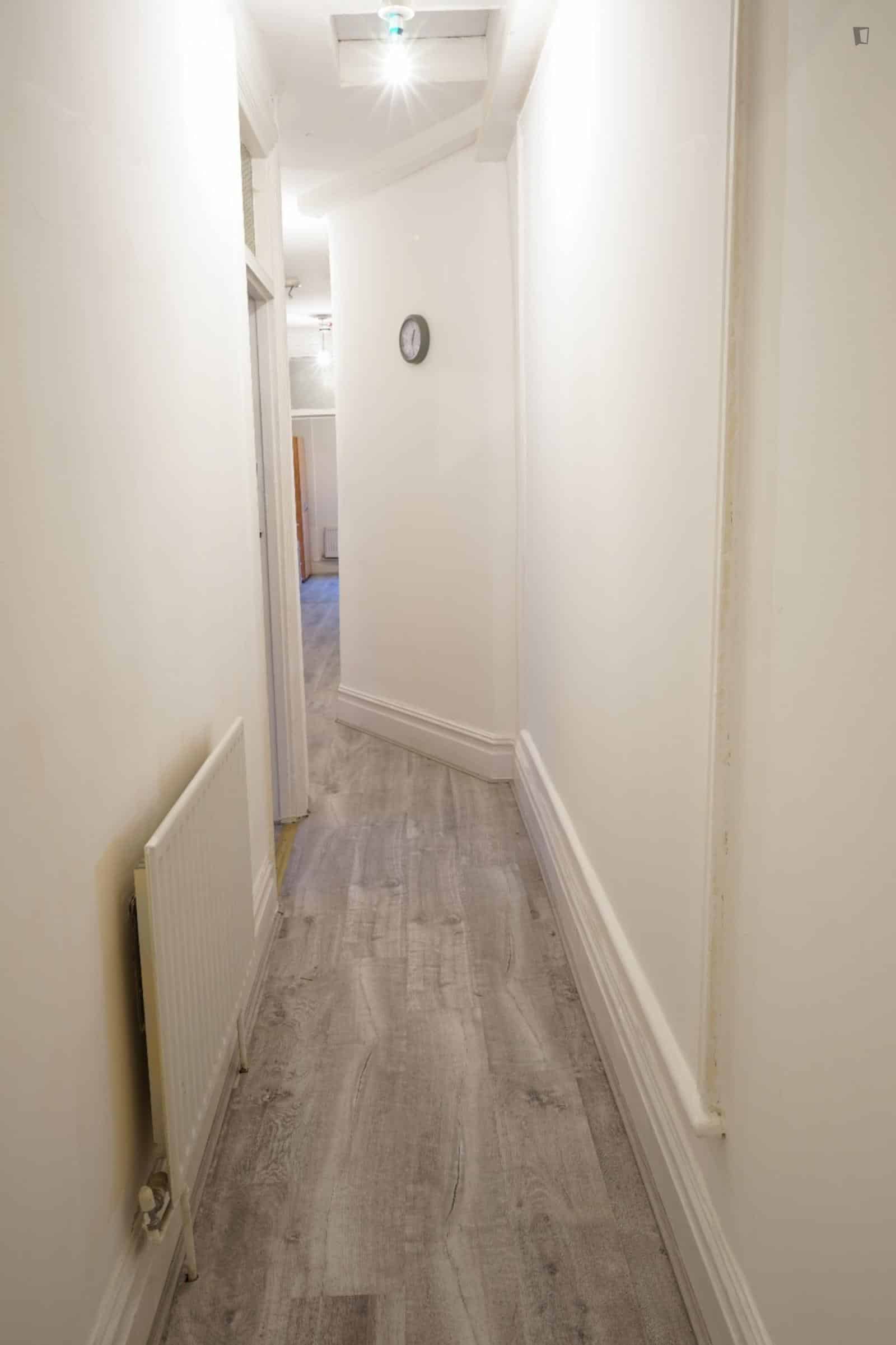 4 Bedroom 1 Bathroom Apartment  - Kitchen?w=400&h=260&fit=crop&q=40&auto=format&trim=auto