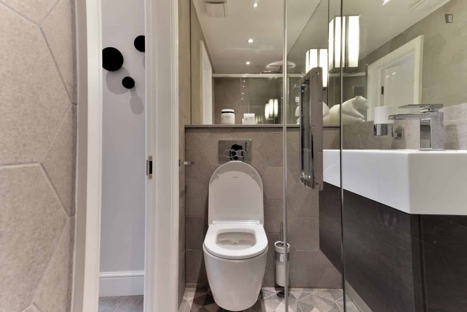 Very Nice Studio Near Kilburn Grange Park, London - London, England, United Kingdom - Studio - Bathroom