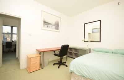 4 Bed - 3 Bath (3) - Bathroom?w=400&h=260&fit=crop&q=40&auto=format&trim=auto