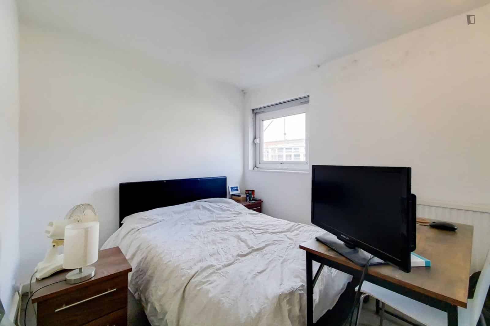 4 Bed - 3 Bath - Bathroom?w=400&h=260&fit=crop&q=40&auto=format&trim=auto