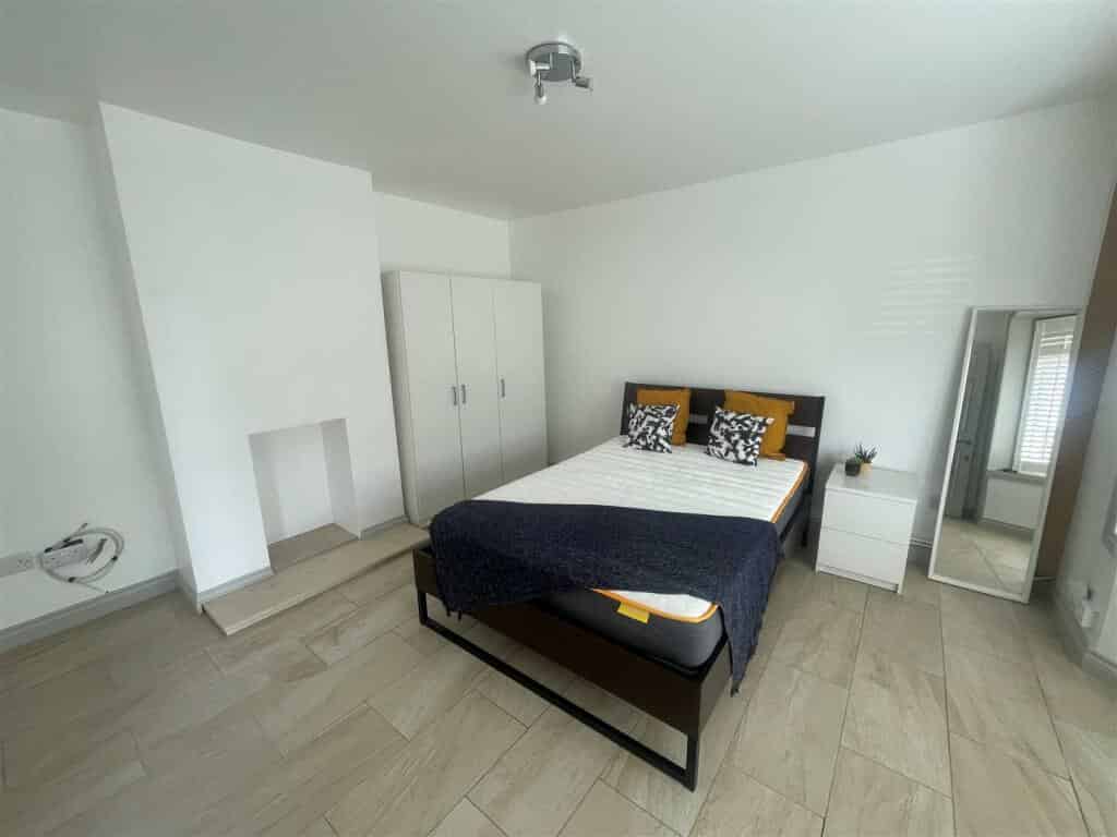 6 Bedroom 2 Bathroom - Bedroom?w=400&h=260&fit=crop&q=40&auto=format&trim=auto