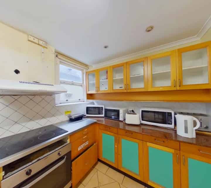 Amenities?w=400&h=260&fit=crop&q=40&auto=format&trim=auto