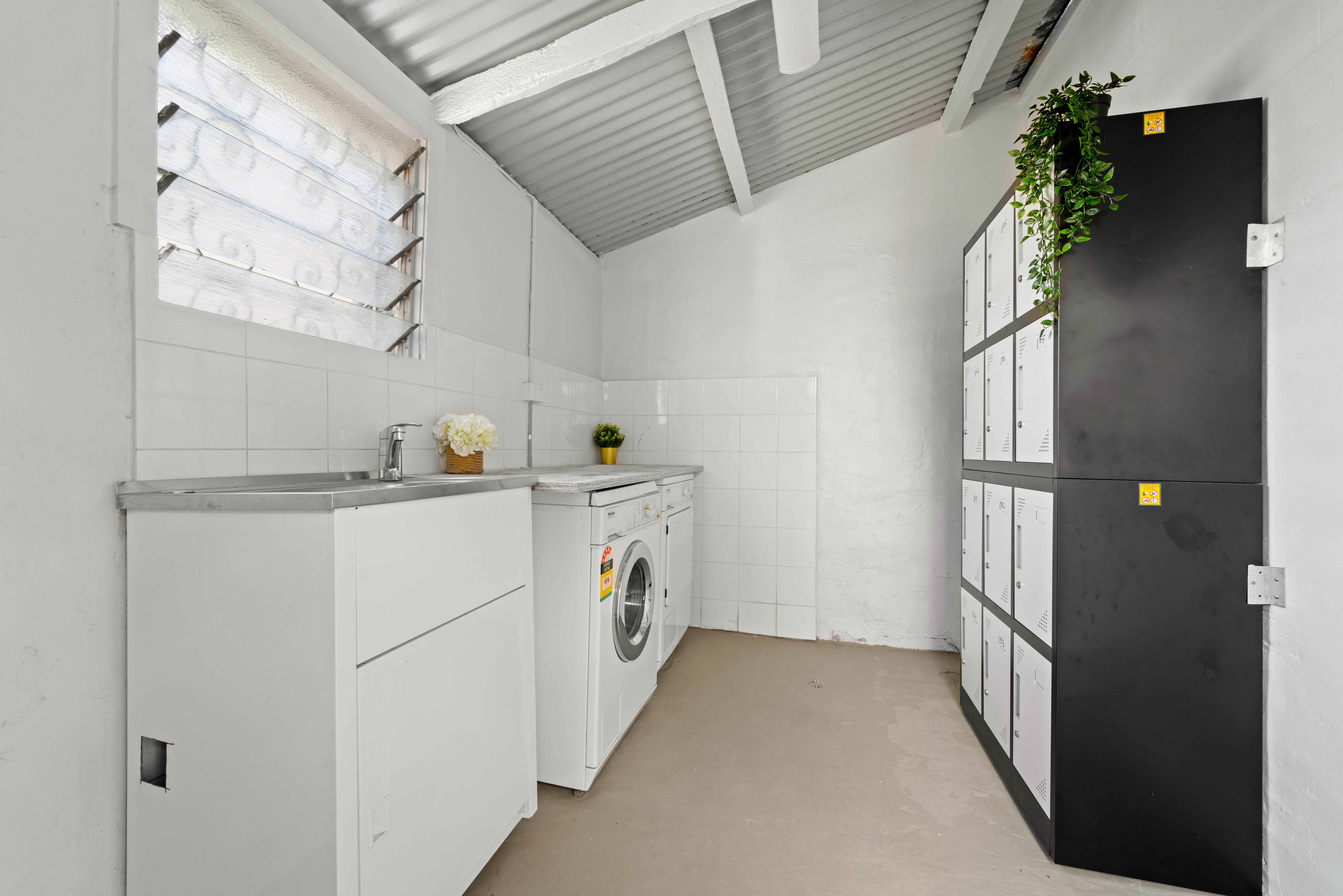 Kitchen?w=400&h=260&fit=crop&q=40&auto=format&trim=auto