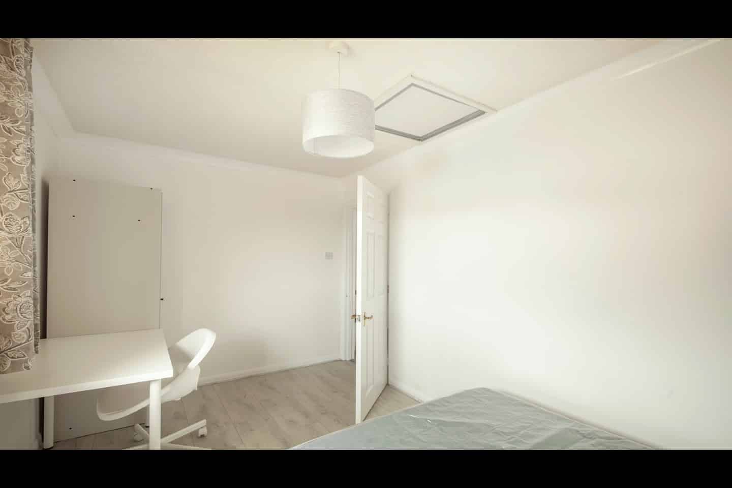 Exterior?w=400&h=260&fit=crop&q=40&auto=format&trim=auto