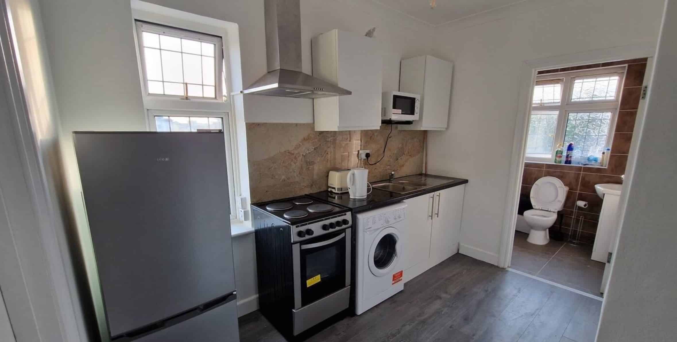 8 Bed - 4 Bath - Bathroom?w=400&h=260&fit=crop&q=40&auto=format&trim=auto